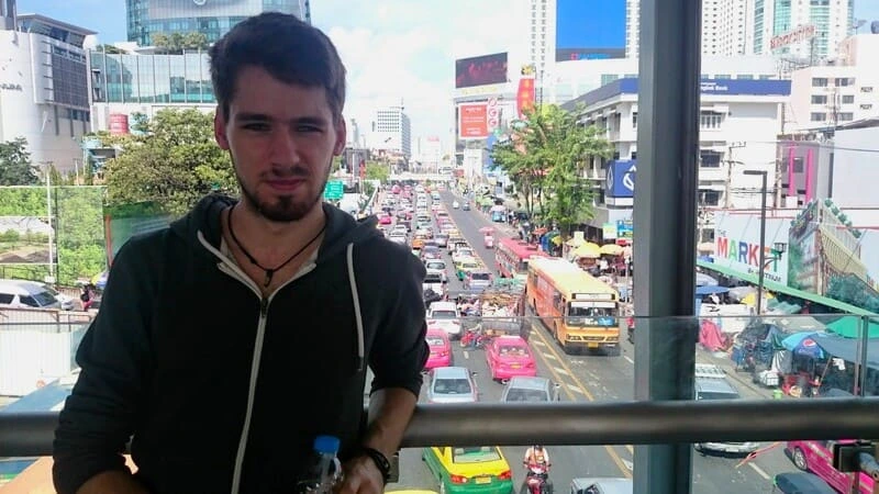 Benjamin à Bangkok en 2015, devant le trafic de la ville