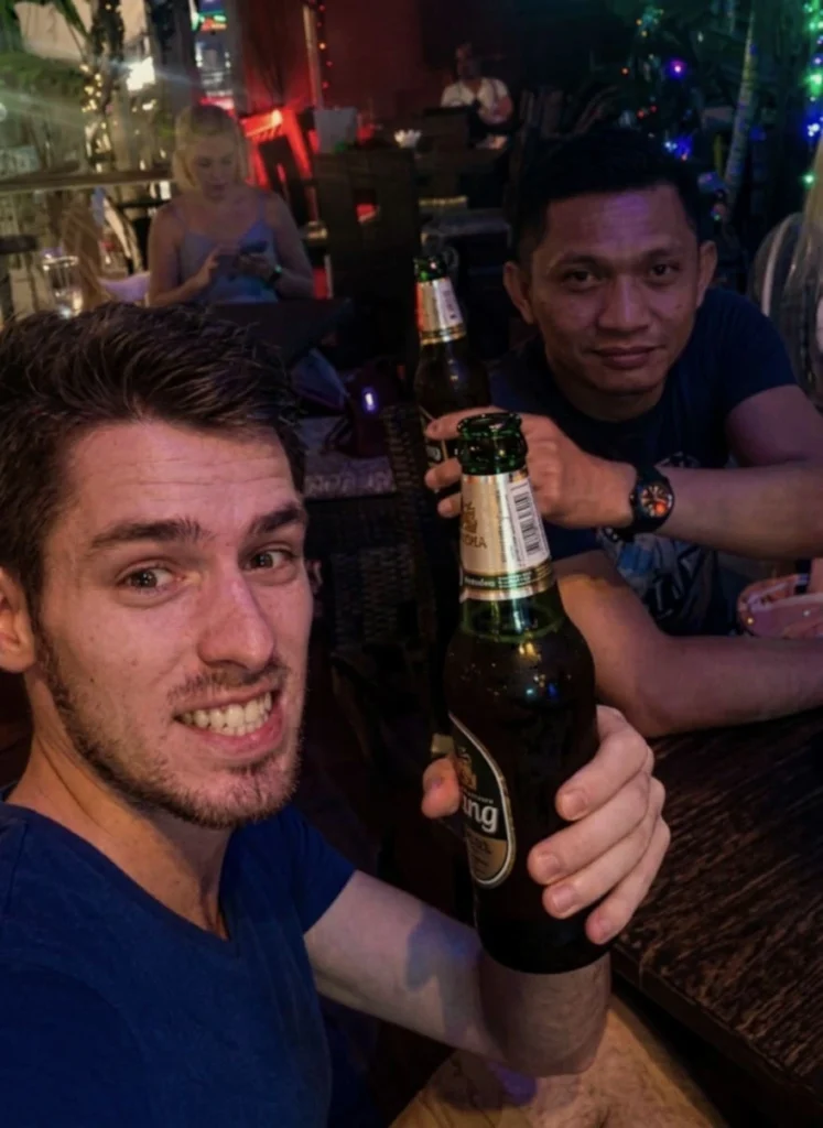 Benjamin lors d'une soirée à Khao San Road à Bangkok
