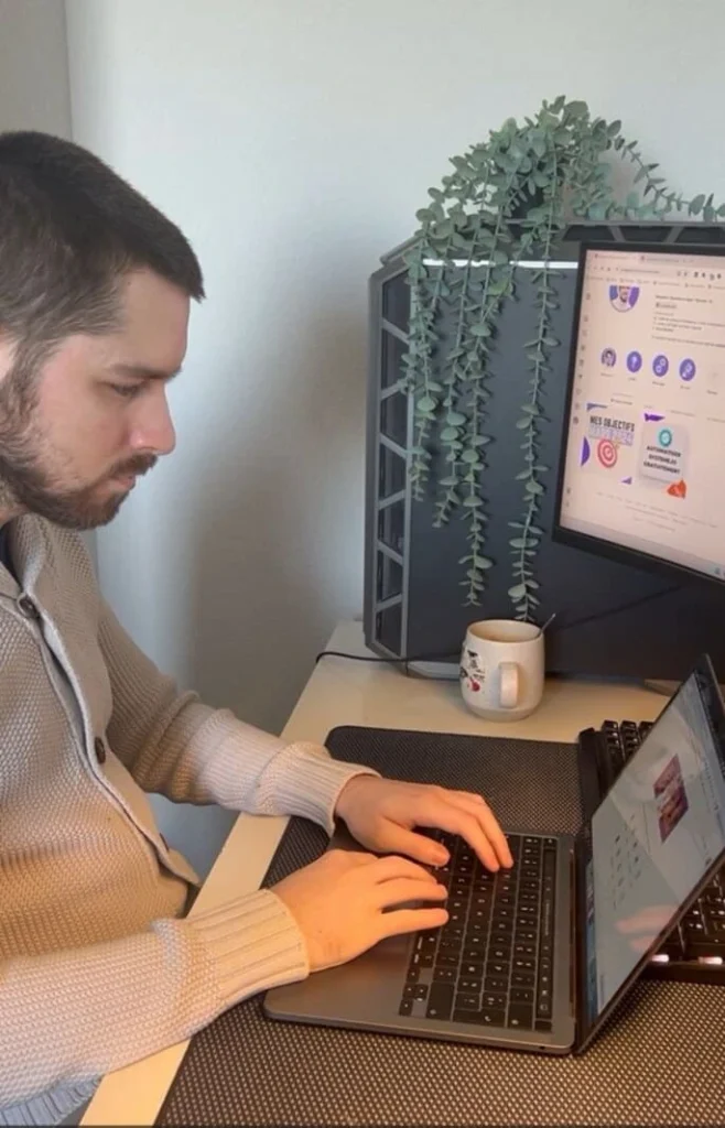 Benjamin devant son ordinateur pendant sa recherche d'emploi